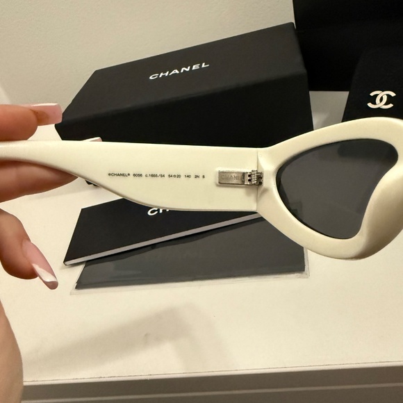 Chanel Cat Eye Sunglasses Black & White CC - Picture 4 of 6
